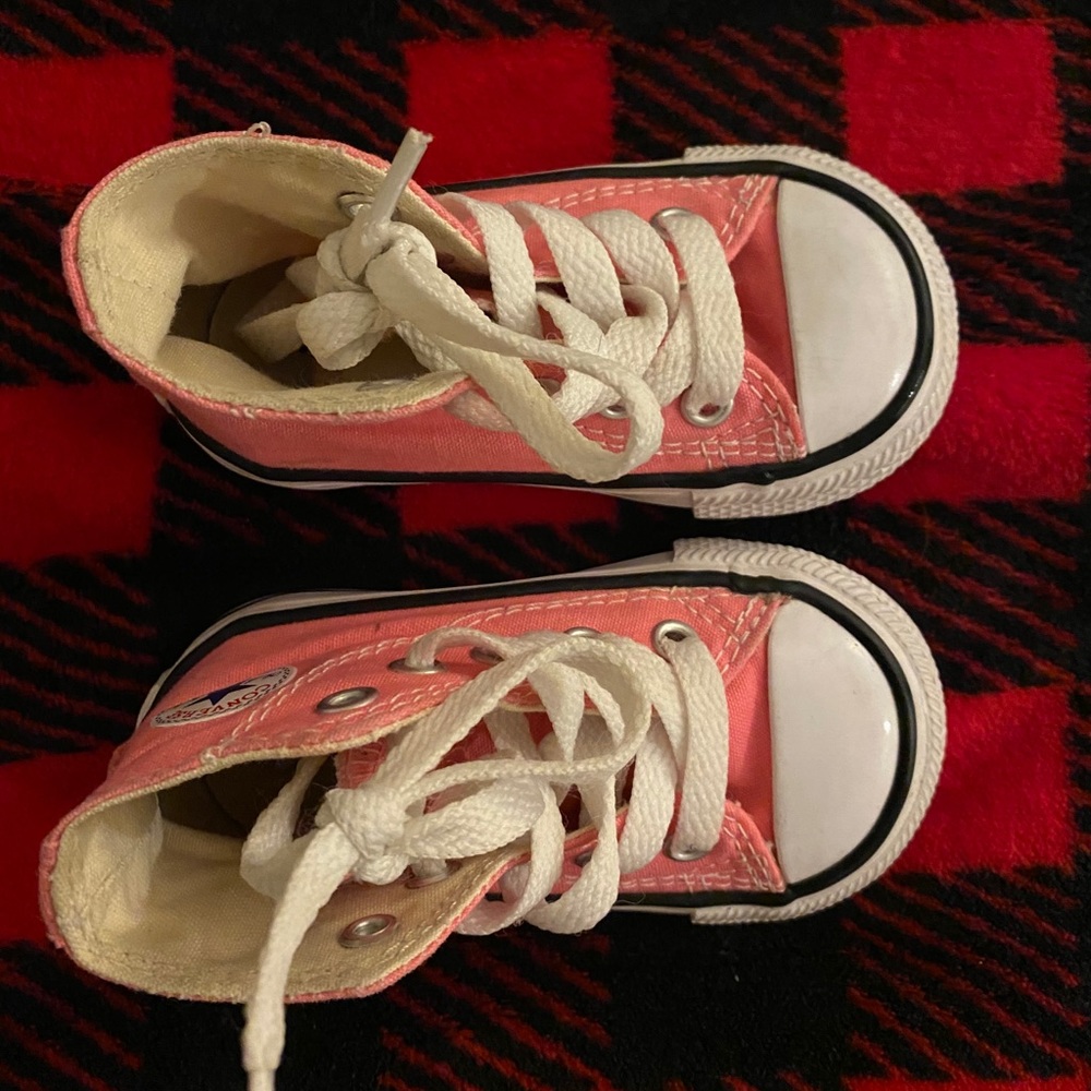 Toddler pink converse